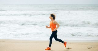 Frau joggt am Strand